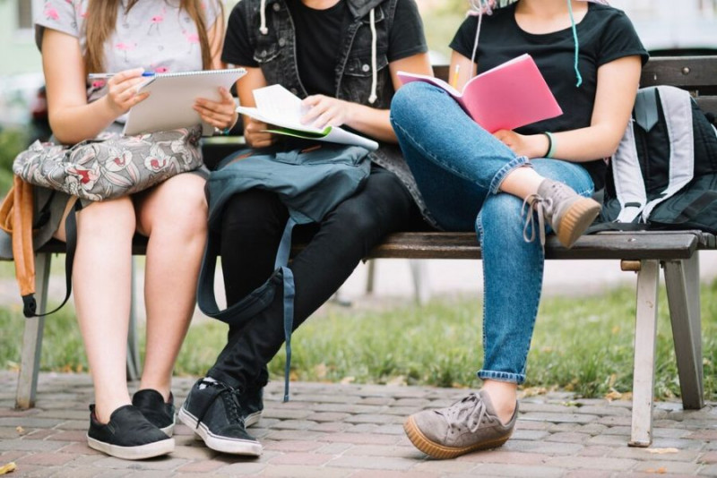 Plany i marzenia młodych Polaków. Ponad połowa chce pójść na studia
